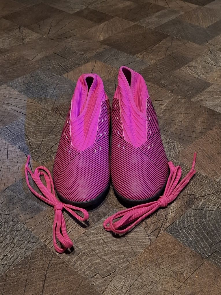 Чисто нови, не са носени.Стоношки за футбол, розови Adidas.