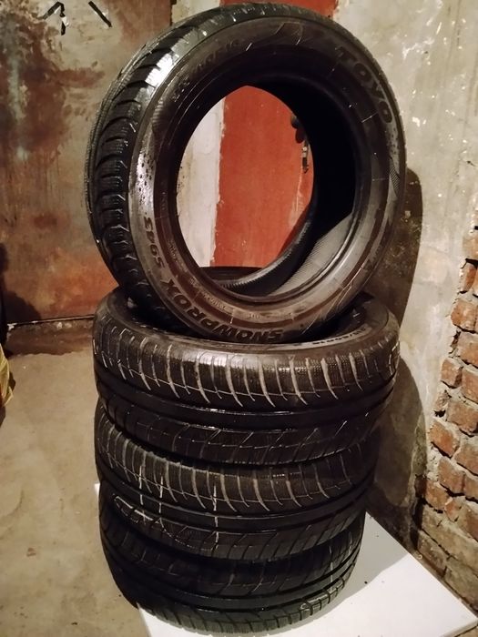Продавам 4 бр. зимни гуми марка Toyo 215/60/16