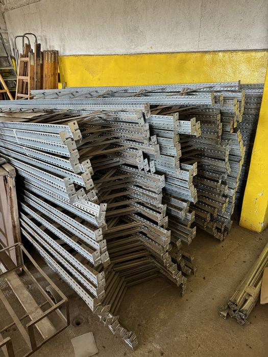 Метални стелажи