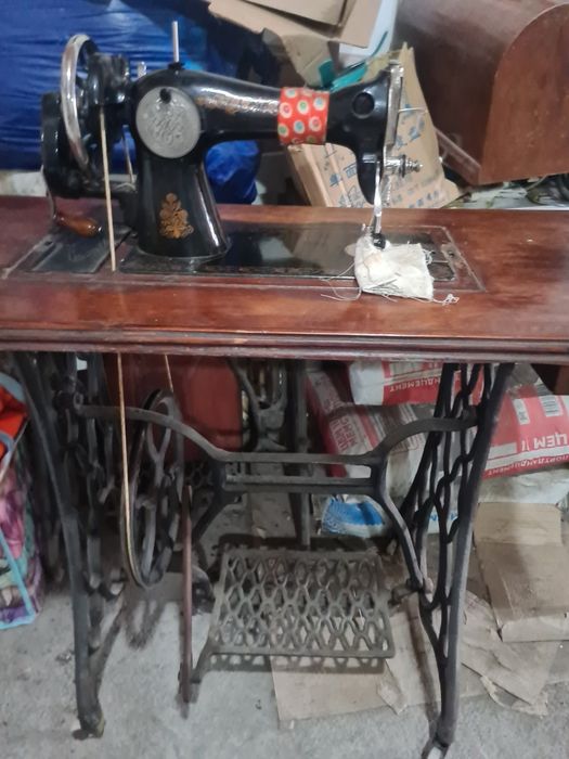 Продаётся ножная швейная машинка.