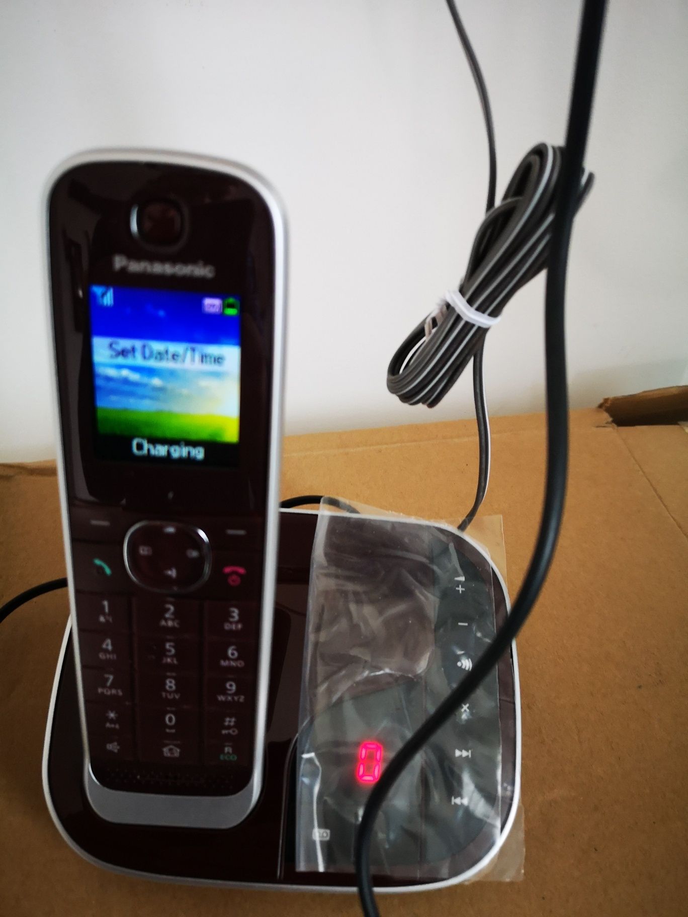 Telefon fix Panasonic KX-TGJ320 cu robot Negru sau Maro