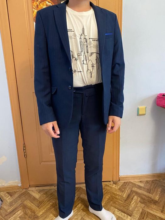 Продается костюм мужской на подростка