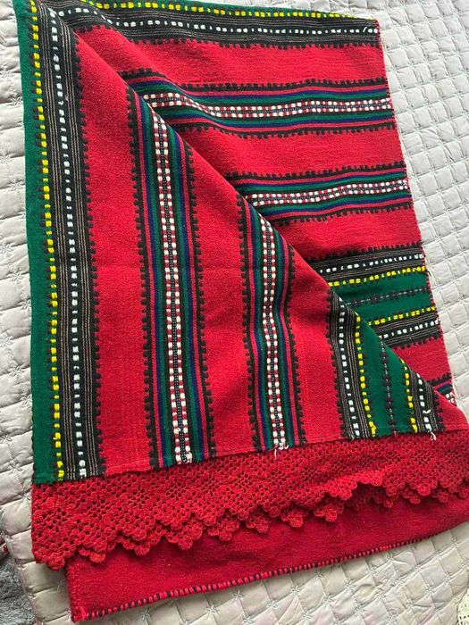 Ръчно тъкани одеяла, китеници и черга