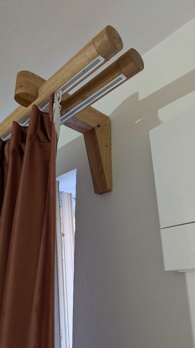 Mobilă nouă din lemn de stejar, lucrată manual la comandă.