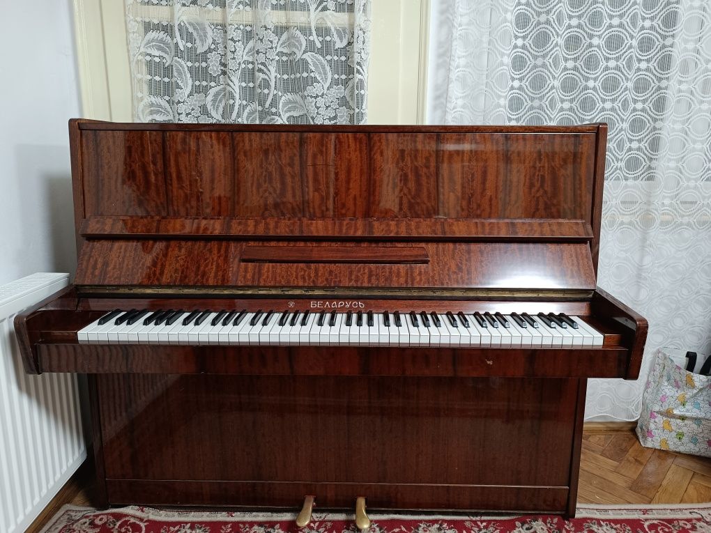 Vând pianină Belarus