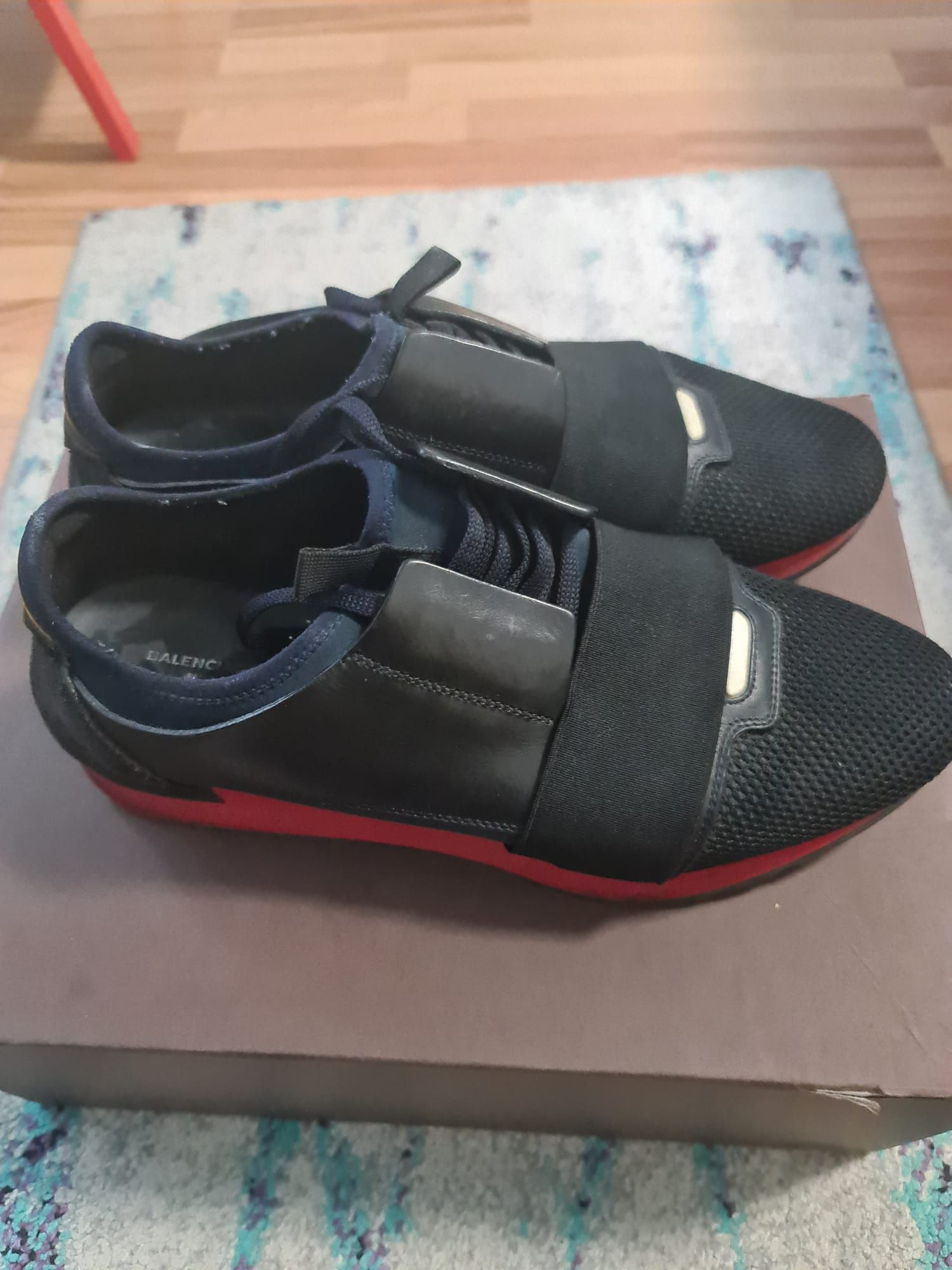 Adidași originali  purtați  sunt că noi