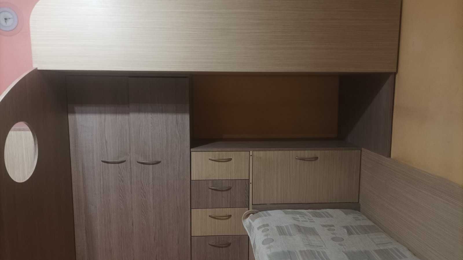 Двуетажни кревати с ракла и гардероб