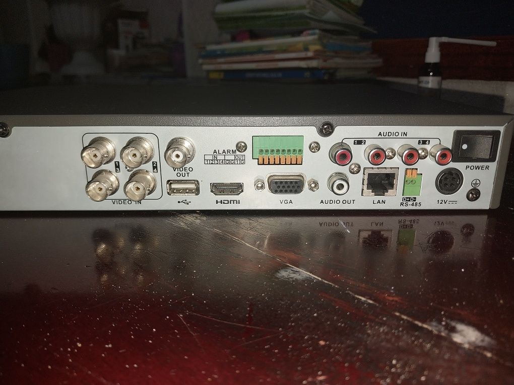 Видеорегистратор 4 канала,  Hikvision DS 7204 huhi-