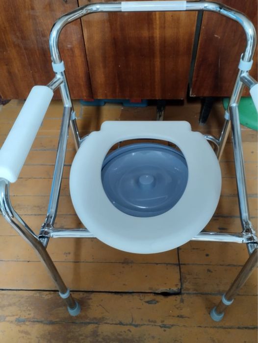 Стул-туалет для людей с ограниченными возможностями