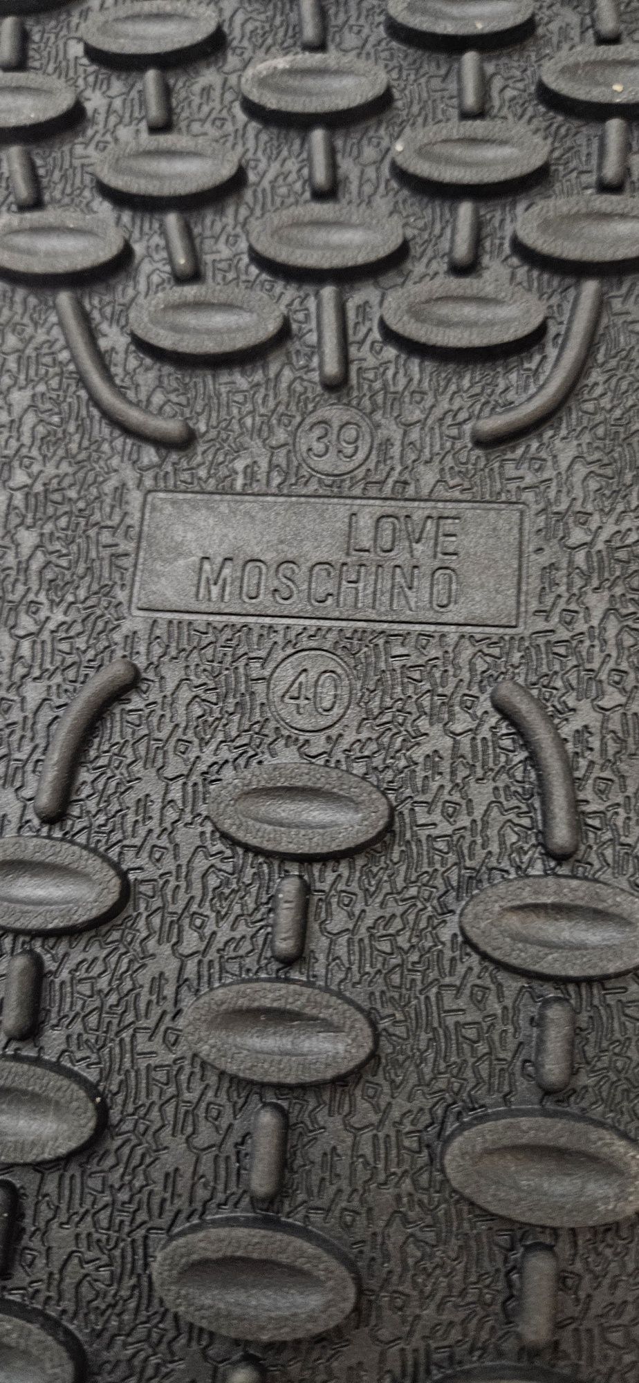 Ботуши Moschino.