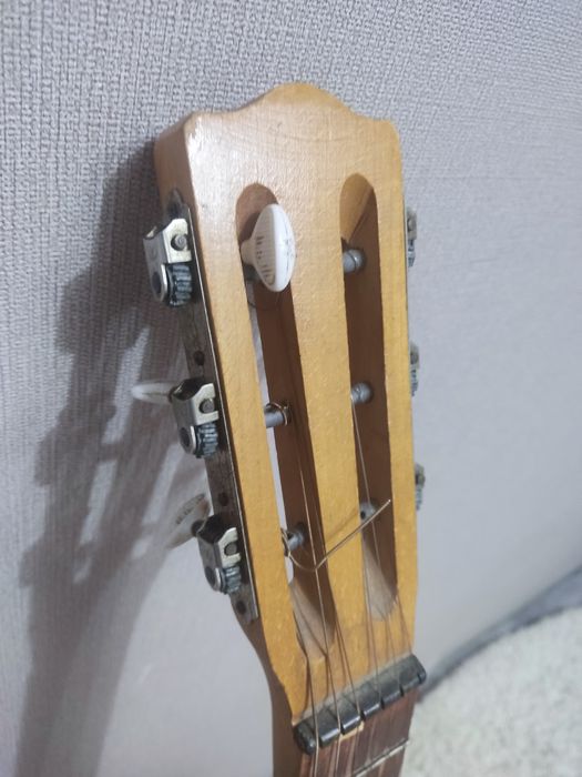 Гитара шестиструнка