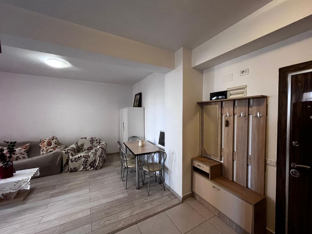 Proprietar vand apartament cu 2 camere ,,  mobilat si utilat, parcare