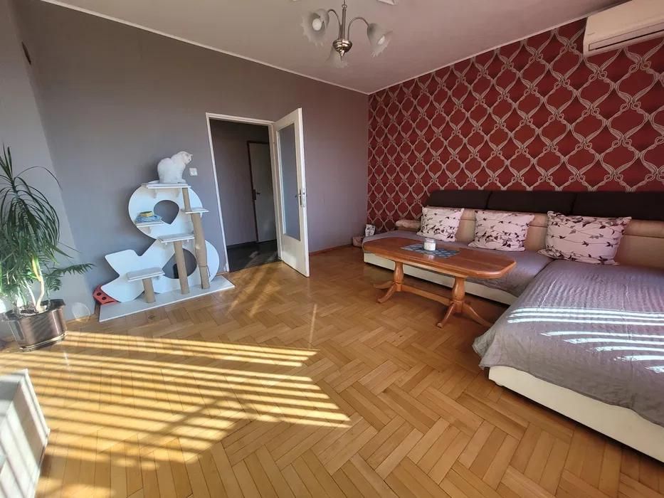 Тристаен апартамент за продажба в Център