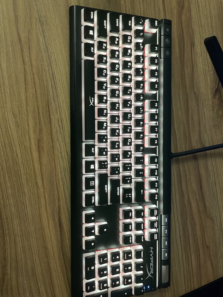 Подам клавиатуру HyperX