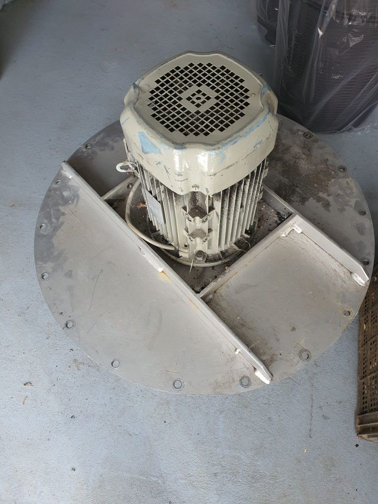 Vând motor 4 kw cu ventilator