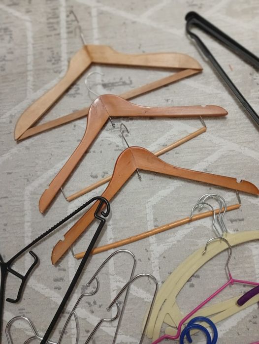 Продам плечики разные