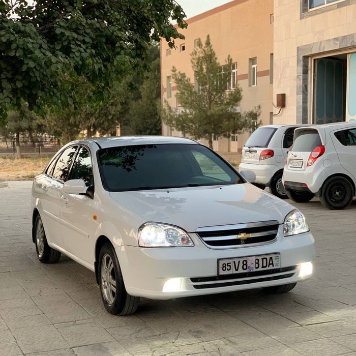 Lasetti 1.8 sotiladi