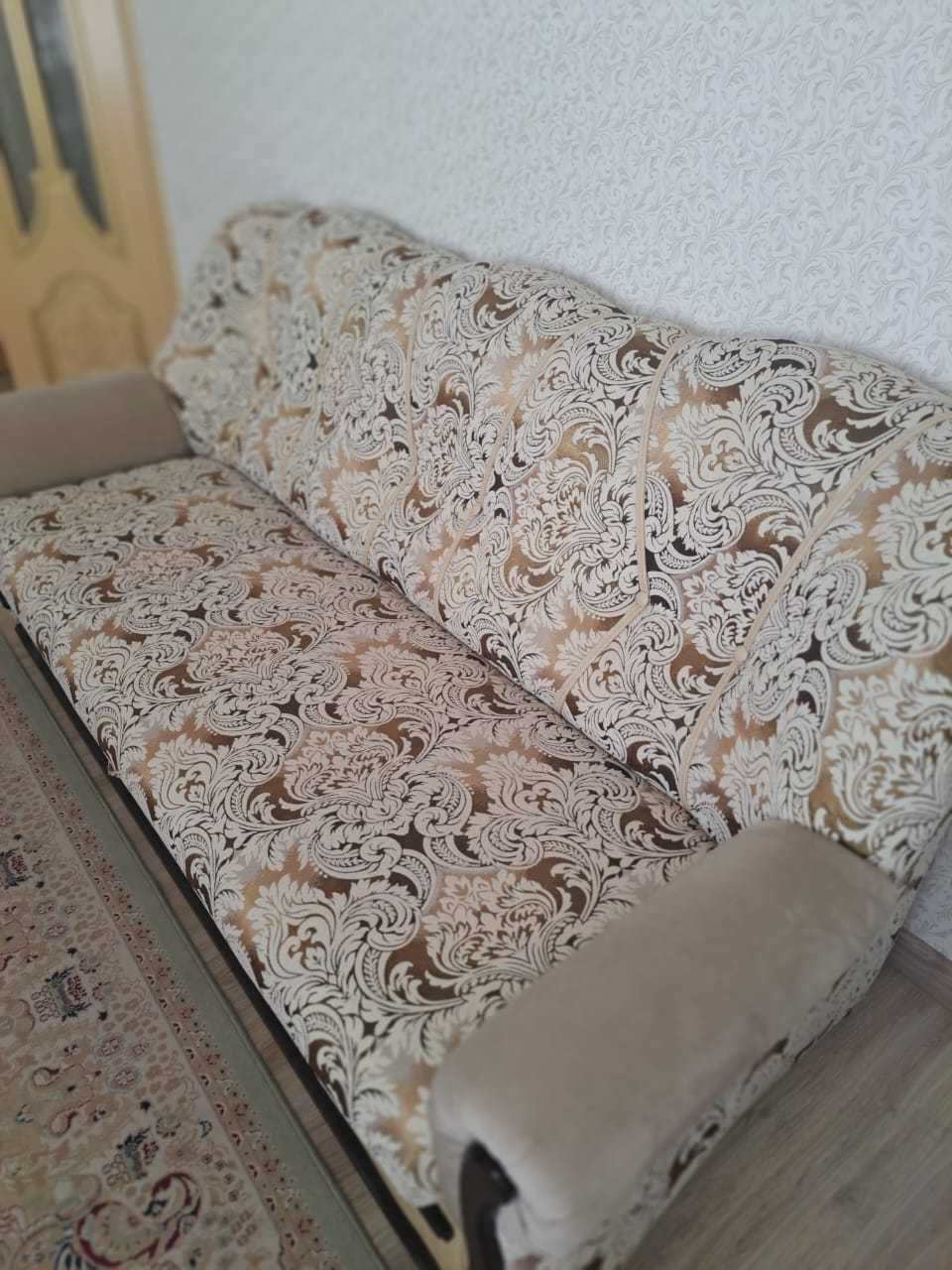 Диван  для гостиной, раскладывается как двухспальная кровать