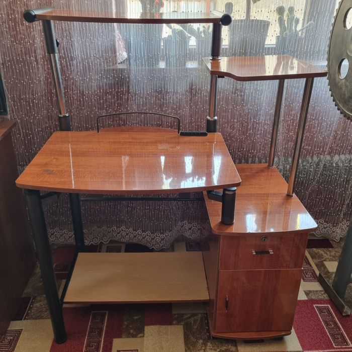 Компьютерный стол. В отличном состоянии