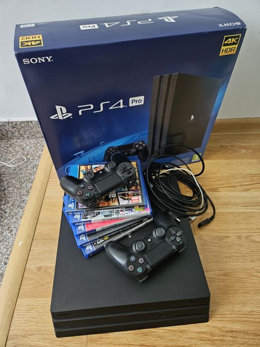 Playstation 4 Pro 1TB ca nou, 2 controllere, 5 jocuri, la cutie