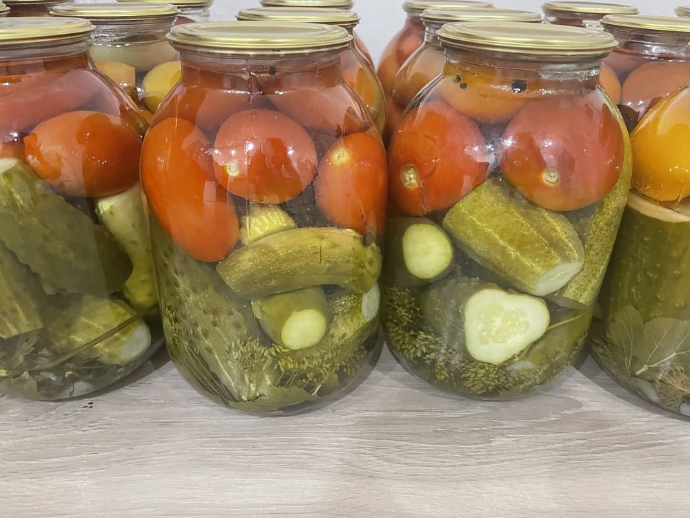 Маринованное ассорти из помидоров и огурцов