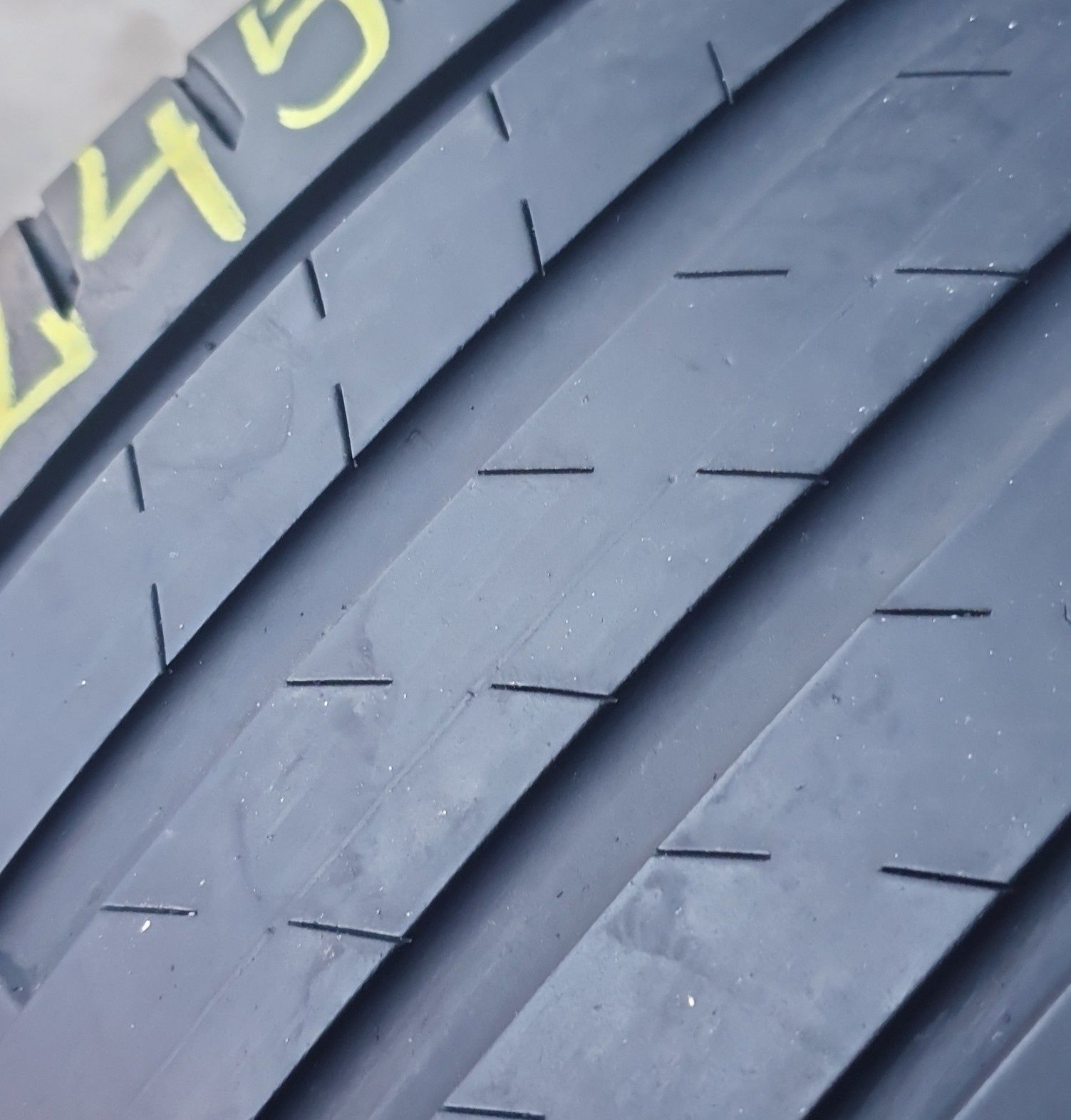 1 Anvelopa Vară Bridgestone 245 45 R18 impecabilă DOT 0621.