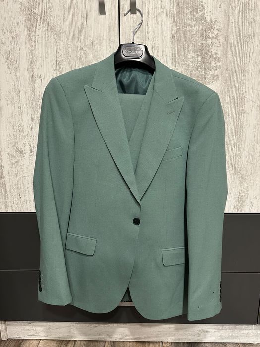 Официален костюм