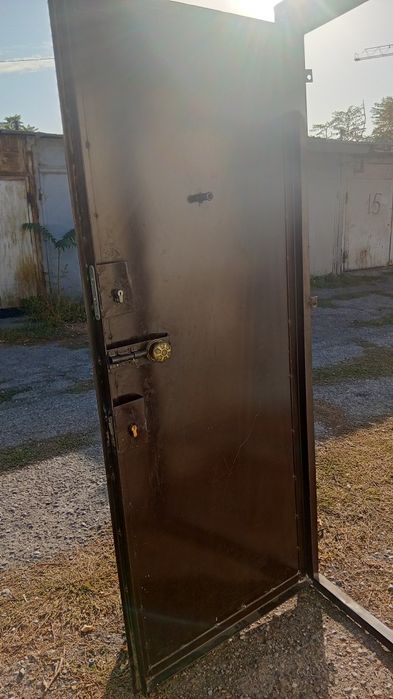 Продаю металлическую дверь