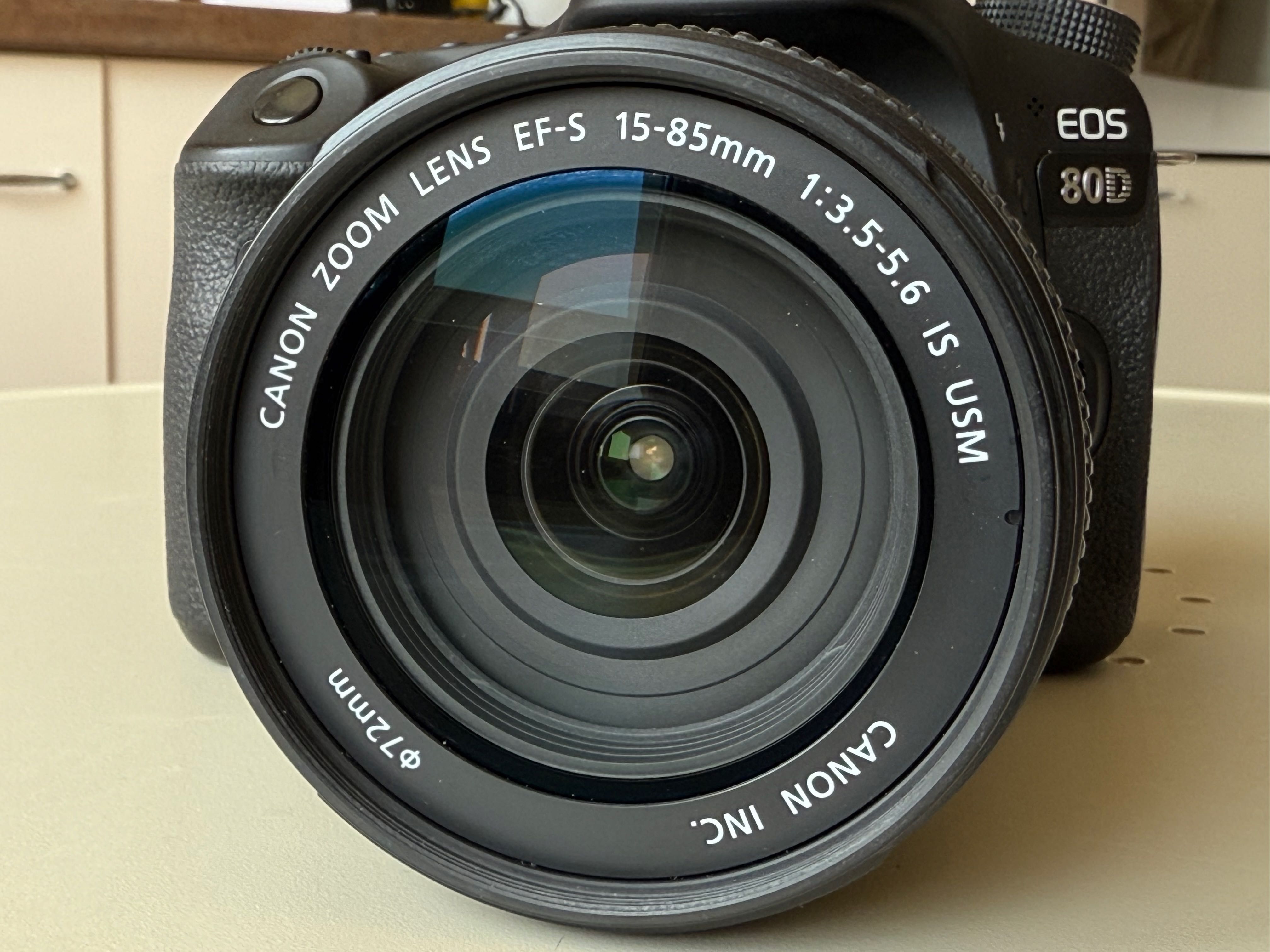 Cameră digitală Canon EOS 80D + EF-S 15-85 IS + accesorii