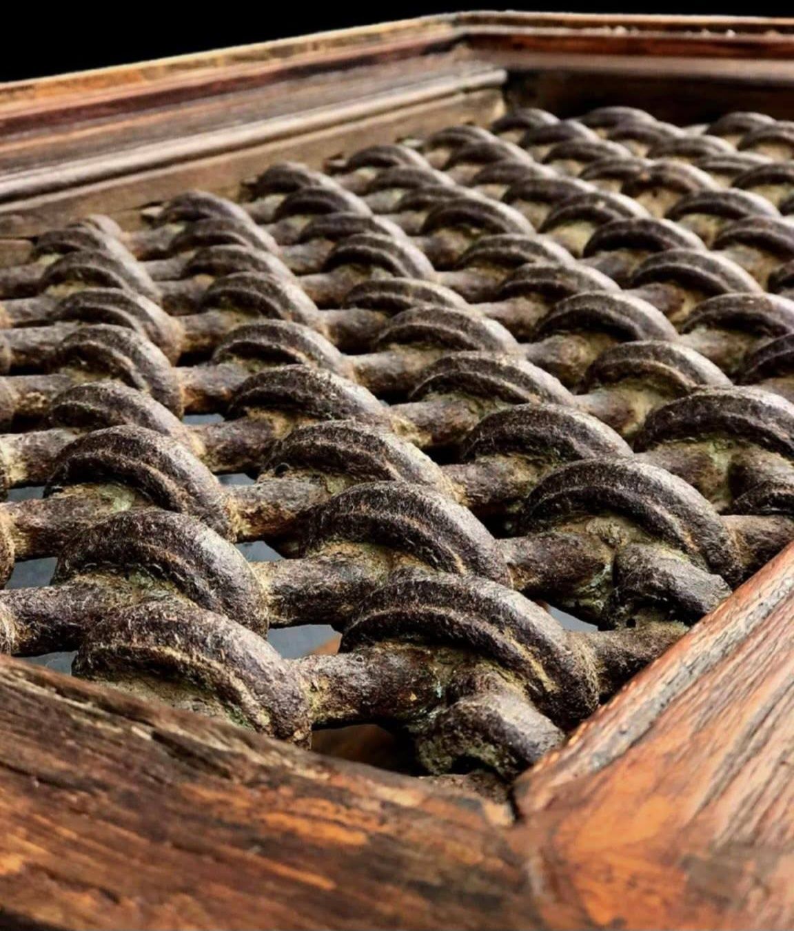 Piesa unica!Măsuță de cafea făcută dintr-un geam medieval