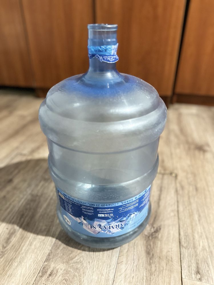 Бутылки 18,9  литровые.От воды.
