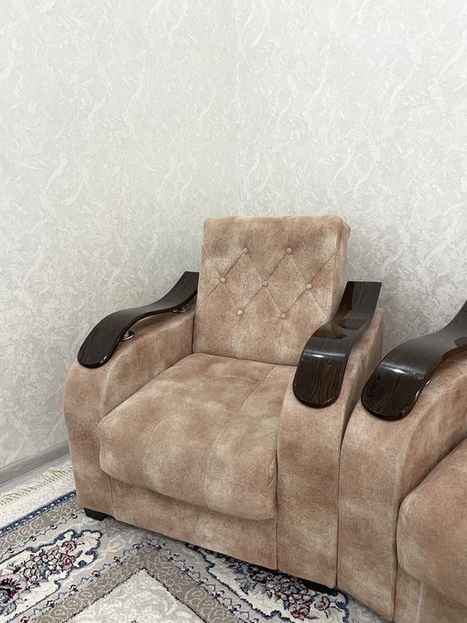 Divan va 2 ta kreslo