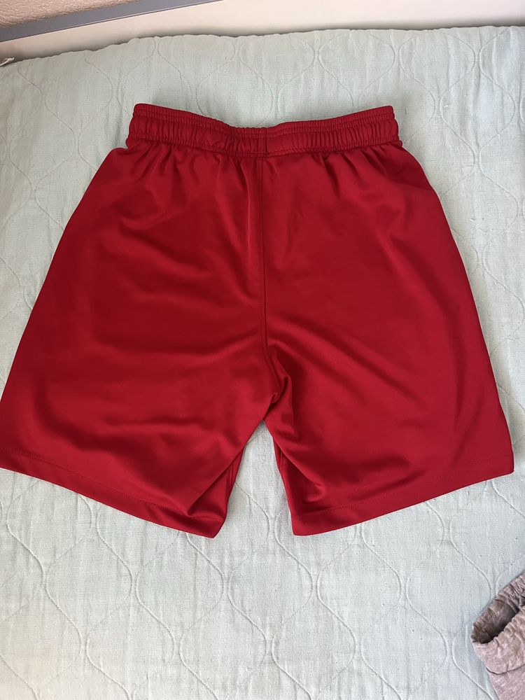 Продавам къси спортни гащи.