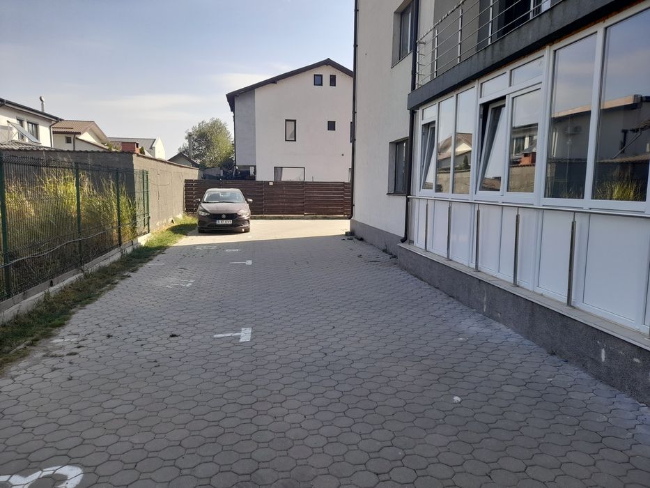 Apartament 2 camere la curte de vînzare