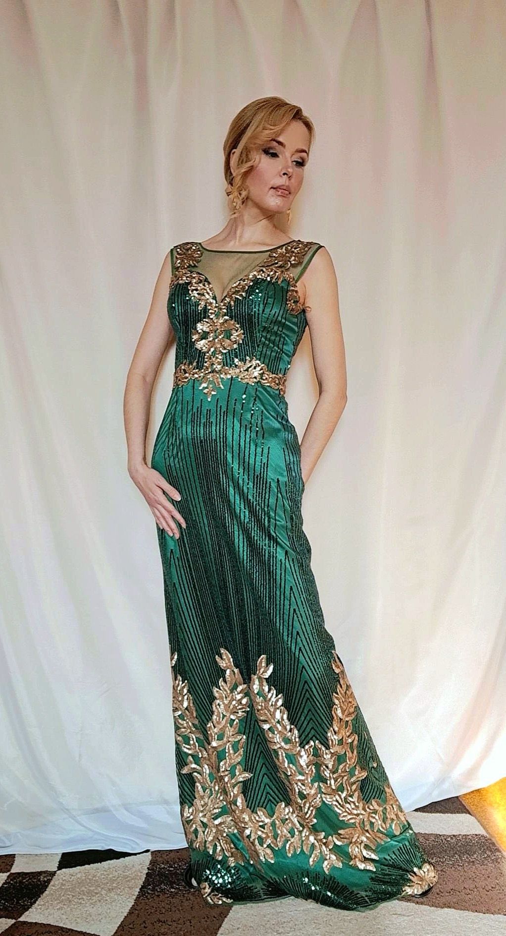 Шикарное платье, цвет этого года - зелёный изумруд