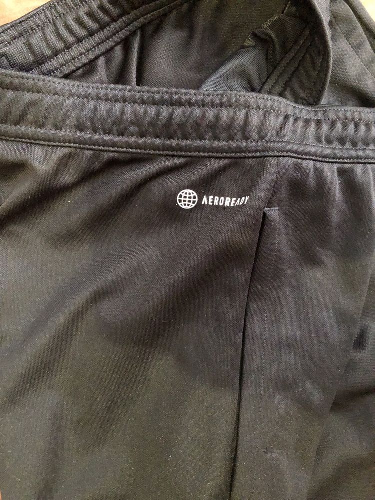 Долнище ADIDAS в перфектно състояние.