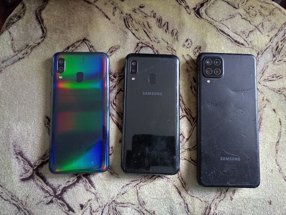 3 Telefoane Samsung A12,A40,A20 Defecte Display