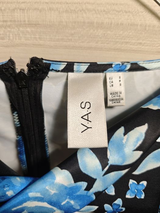 Ефектна рокля подходяща за предстоящите празници.