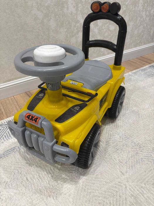 Продам машинку толокар