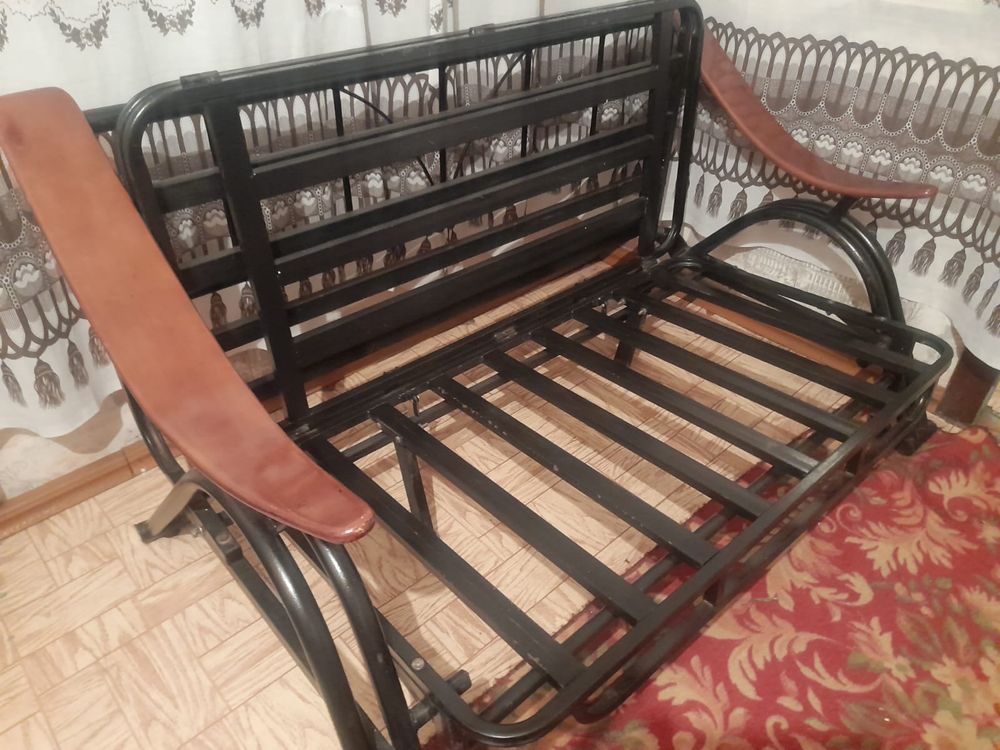 Продам диван металлический