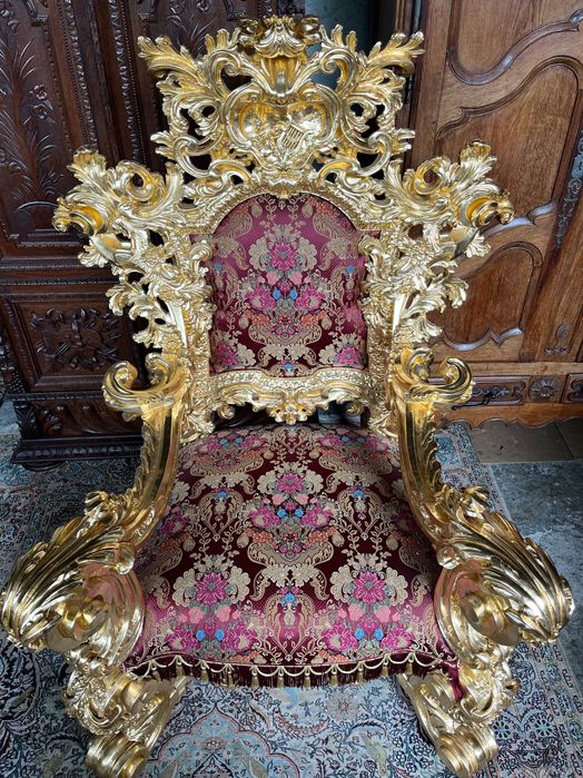 Красив масивен трон / стол