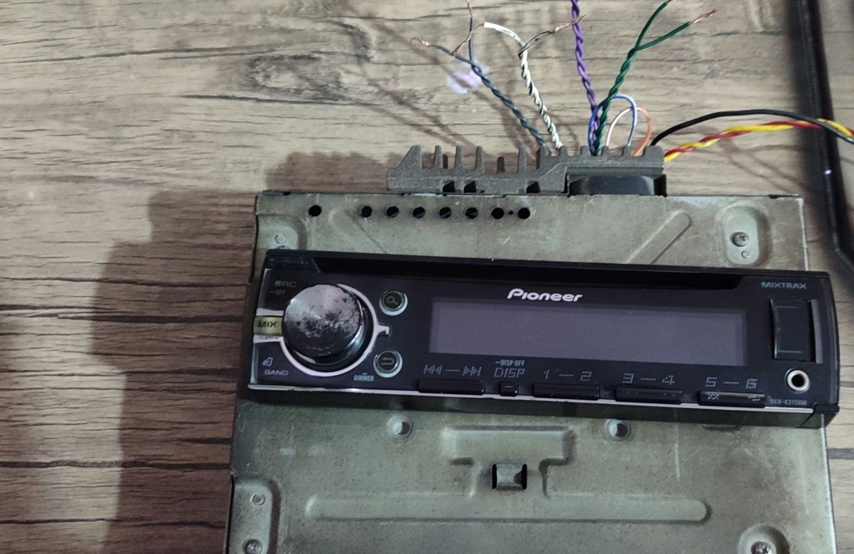 Mafon Pioneer 3750ub sotiladi. Disc Aux Usb Radio Blutuz