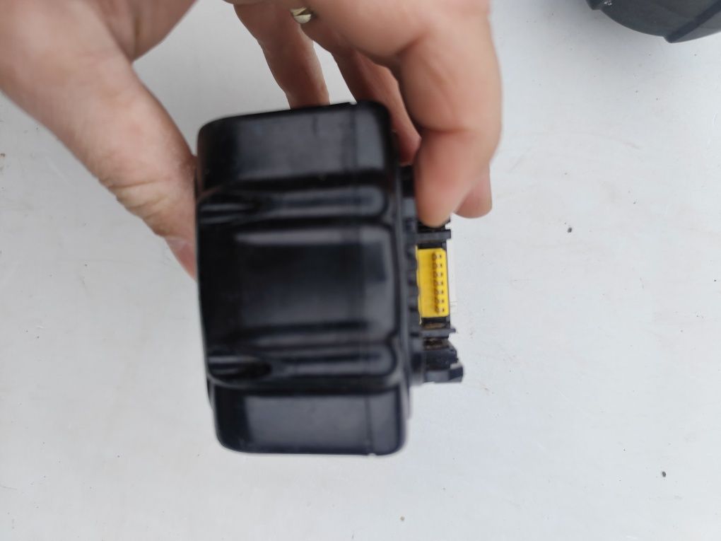 Акумулаторен прободен трион за гипсокартон Макита Makita DSD180 + 5Ah