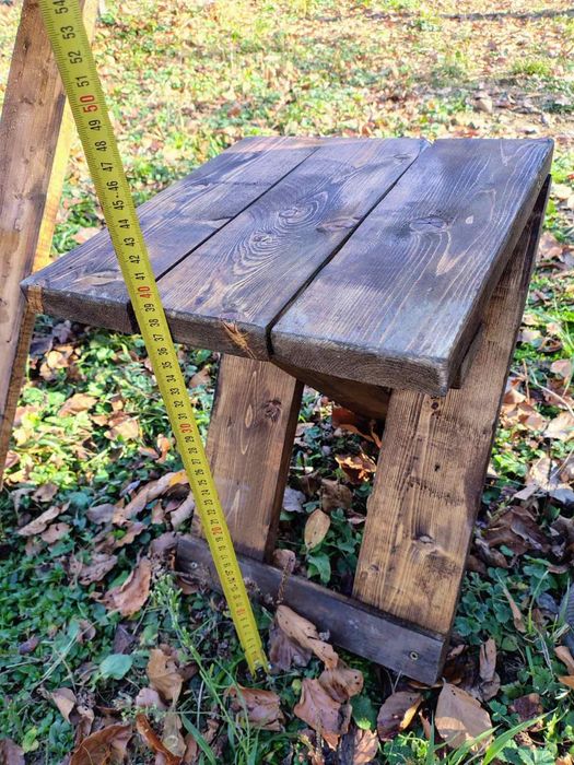 Дървена маса с две столчета.