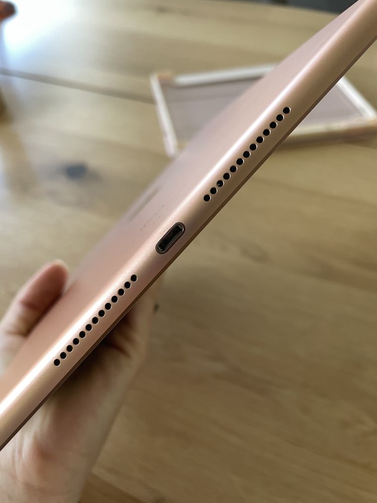 Таблет iPad 8th Gen 32 GB Wi-Fi Gold