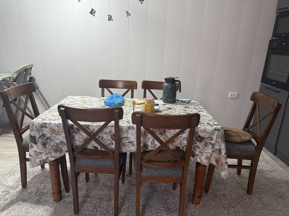 Стандартный стол с шестью стульями