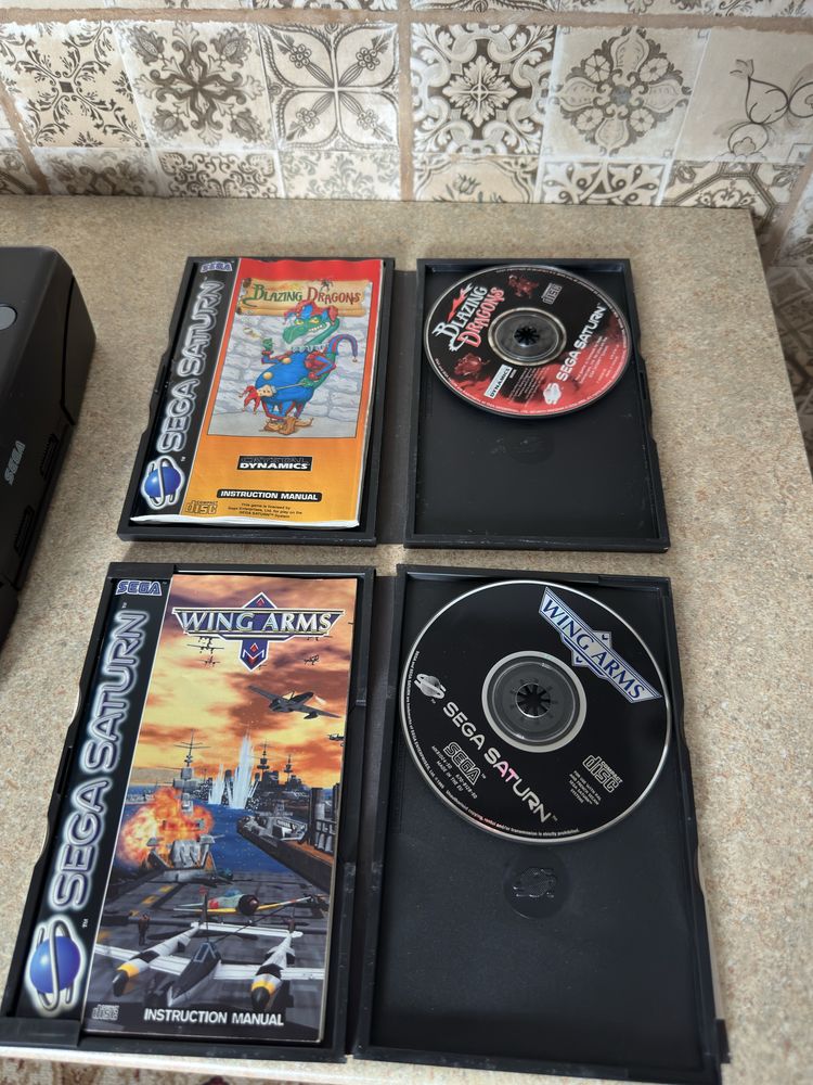 Sega Saturn functional cu doua cd-uri si controller