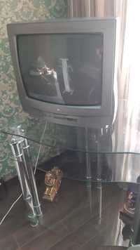 Продается телевизор со стеклянными столиком
