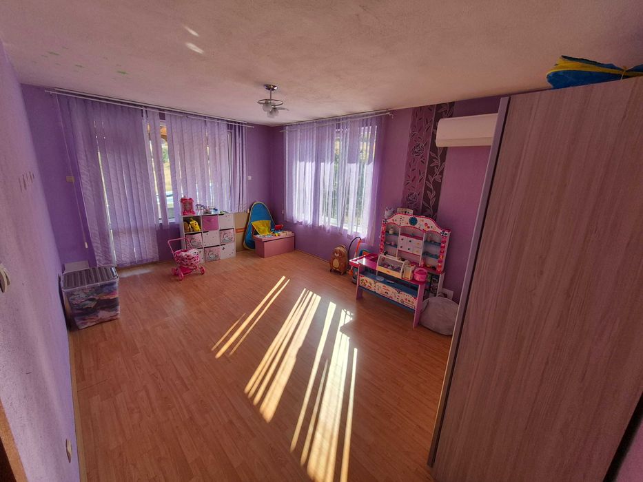 Многостаен етаж от къща, 160кв, полу-обзаведен, двор и паркомясто