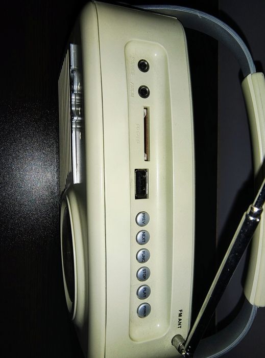 Продавам ретро радио